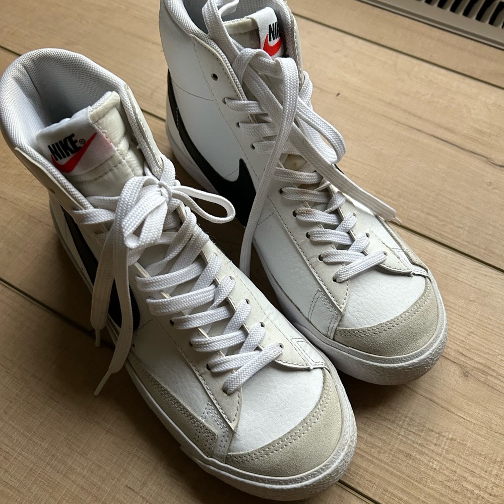 Nike Women's White and Black Sneakers